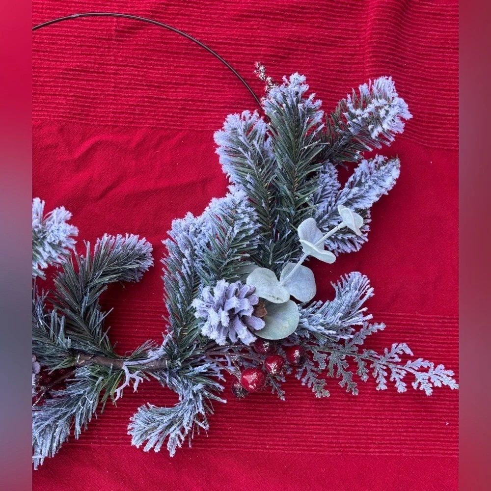 NWOT faux snowy pine, pinecones, & red berry Christmas Xmas wreath